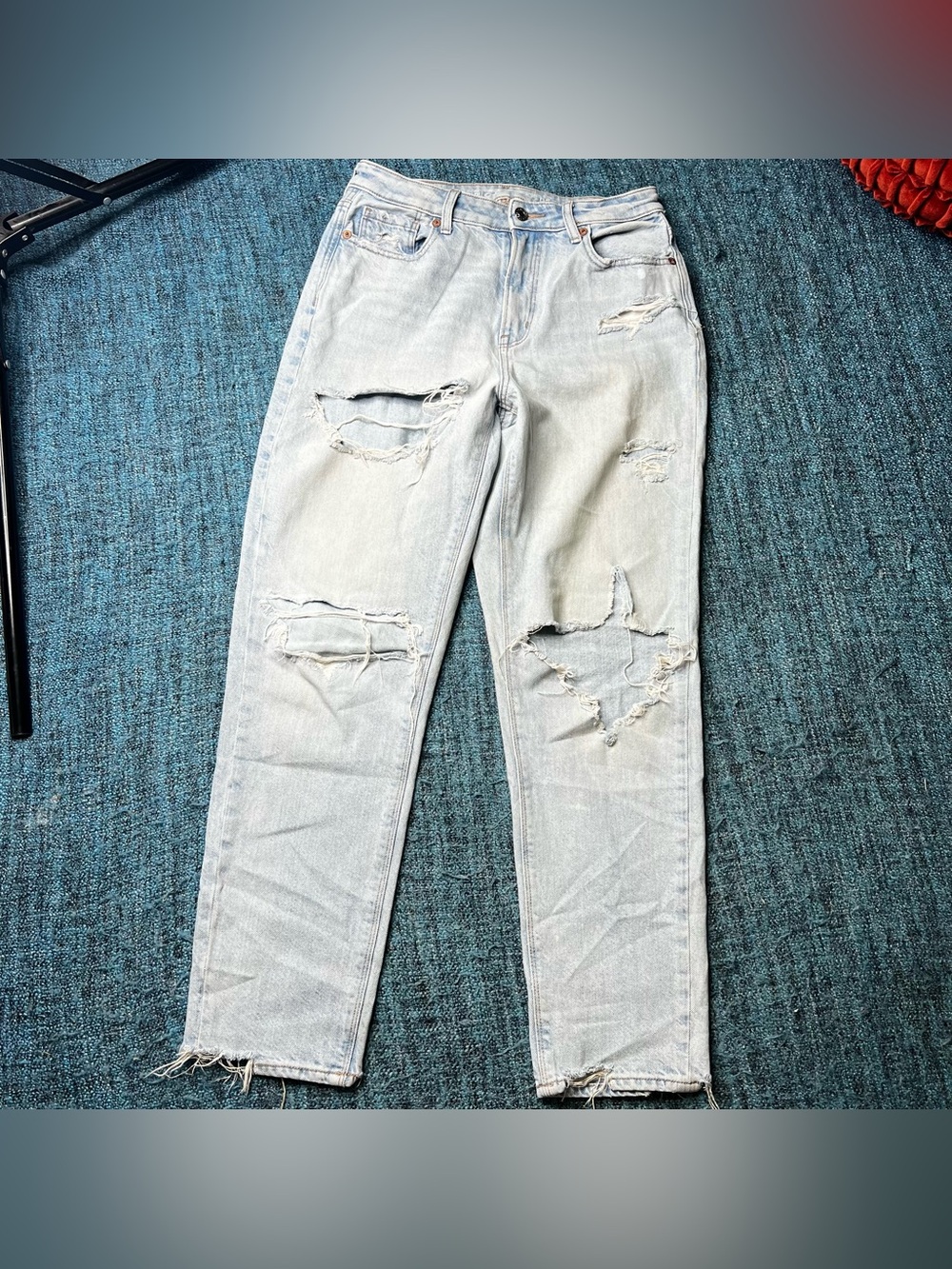 American Eagle Distressed High Rise Mom Jeans Light Wash Women's Size 4 Regular